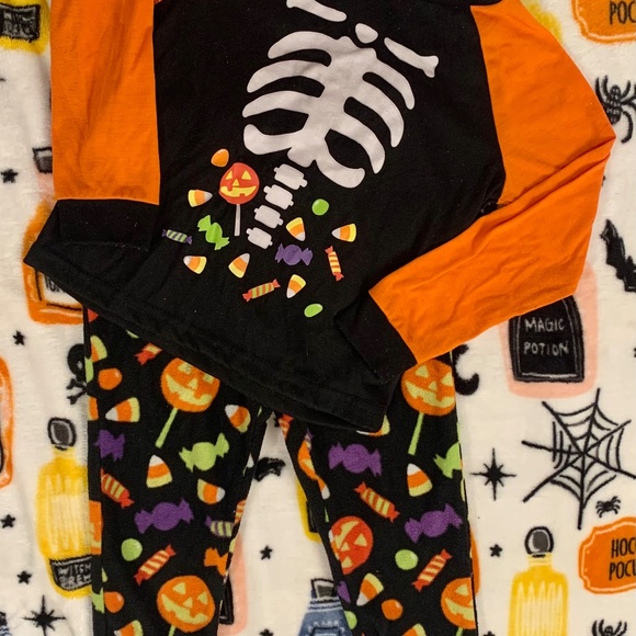 Halloween Matching Family Set Pajamas (3 sets) Skeleton & Candy Glow in the Dark - Picture 3 of 7